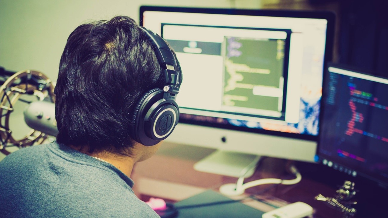 Hombre frente a una computadora